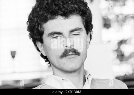 Portraits Robert long, Robert long, 04-03-1977','08-04-1980','03-10-1981, Whizgle Dutch News : des images historiques sur mesure pour l'avenir. Explorez le passé néerlandais avec des perspectives modernes grâce à des images d'agences néerlandaises. Concilier les événements d'hier avec les perspectives de demain. Embarquez pour un voyage intemporel avec des histoires qui façonnent notre avenir. Banque D'Images