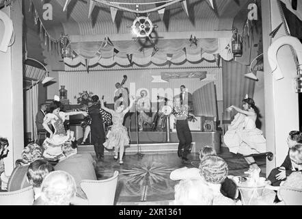 Fête 40 ans Holland West Africa Line, Hôtel Bouwes, Bouwes Zandvoort, Parties, 04-11-1960, Whizgle Dutch News : des images historiques sur mesure pour l'avenir. Explorez le passé néerlandais avec des perspectives modernes grâce à des images d'agences néerlandaises. Concilier les événements d'hier avec les perspectives de demain. Embarquez pour un voyage intemporel avec des histoires qui façonnent notre avenir. Banque D'Images