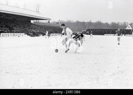RCH - Ajax, Football, 17-02-1963, Whizgle Dutch News : des images historiques sur mesure pour l'avenir. Explorez le passé néerlandais avec des perspectives modernes grâce à des images d'agences néerlandaises. Concilier les événements d'hier avec les perspectives de demain. Embarquez pour un voyage intemporel avec des histoires qui façonnent notre avenir. Banque D'Images