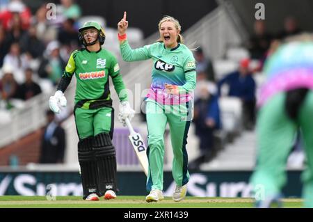 Londres, Angleterre. 8 août 2024. Ryana MacDonald-Gay célèbre avoir pris le guichet de Maia Bouchier lors du Hundred match entre Oval Invincibles Women et Southern Brave Women au Kia Oval de Londres. Kyle Andrews/Alamy Live News. Banque D'Images