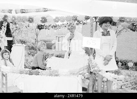 Festivités Spaarndam, Overveen, Rozenprieel, Asiaweg, jour de la Reine, Haarlem, Aziëweg, pays-Bas, 30-04-1974, Whizgle Dutch News : des images historiques sur mesure pour l'avenir. Explorez le passé néerlandais avec des perspectives modernes grâce à des images d'agences néerlandaises. Concilier les événements d'hier avec les perspectives de demain. Embarquez pour un voyage intemporel avec des histoires qui façonnent notre avenir. Banque D'Images