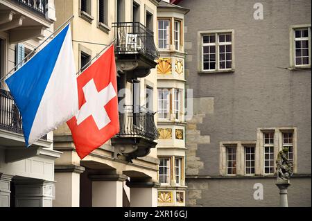 Rue avec drapeaux suisses à Zurich Suisse Banque D'Images