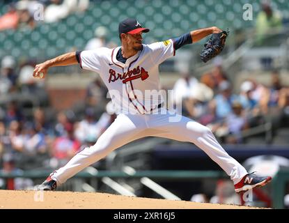 Atlanta, États-Unis. 08 août 2024. Charlie Morton, lanceur des Braves d’Atlanta, lance un pitch en deuxième manche contre les Brewers de Milwaukee à Truist Park le jeudi 8 août 2024 à Atlanta, en Géorgie. Photo de Mike Zarrilli/UPI crédit : UPI/Alamy Live News Banque D'Images