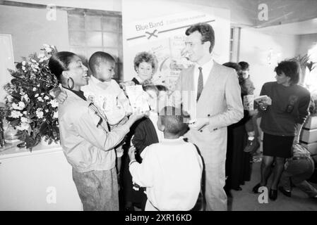 2 millionth Blue Band livre de cuisine Bokkedoorns, livres et libraires, Restaurant, présentation, Overveen, Zeeweg, 22-11-1989, Whizgle Dutch News : des images historiques sur mesure pour l'avenir. Explorez le passé néerlandais avec des perspectives modernes grâce à des images d'agences néerlandaises. Concilier les événements d'hier avec les perspectives de demain. Embarquez pour un voyage intemporel avec des histoires qui façonnent notre avenir. Banque D'Images