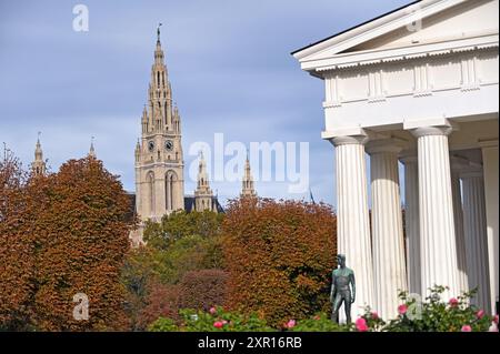 Temple de Thésée dans le parc Volksgarten avec Hôtel de ville, Vienne Banque D'Images