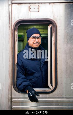 Motorman New York Subway Hispanic Male est sur le poste de Motorman pour MTA Subway. New York City, New York, États-Unis. New York City Subway Station, Manhattan New York États-Unis Copyright : xGuidoxKoppesxPhotox Banque D'Images