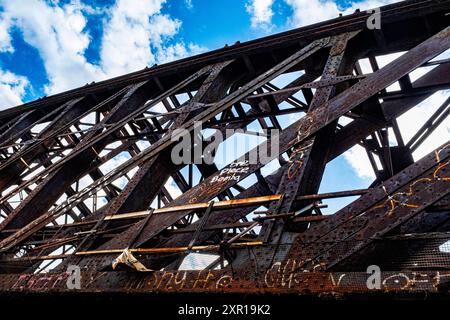 Vieux, Rusty Railroad Bridge ancien, négligé et abandonné chemin de fer et S-Bahn Bridge, traversant une route et une rue à Humboldthain, au nord de Berlin, Allemagne. La maintenance des infrastructures allemandes est à la traîne. Berlin Humboldthain Berlin Allemagne Copyright : xGuidoxKoppesxPhotox Banque D'Images