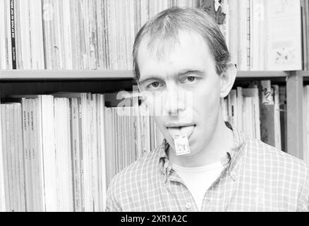 Joost Swarte, dessinateur, dessins, dessins, 14-08-1985, Whizgle Dutch News : des images historiques sur mesure pour l'avenir. Explorez le passé néerlandais avec des perspectives modernes grâce à des images d'agences néerlandaises. Concilier les événements d'hier avec les perspectives de demain. Embarquez pour un voyage intemporel avec des histoires qui façonnent notre avenir. Banque D'Images