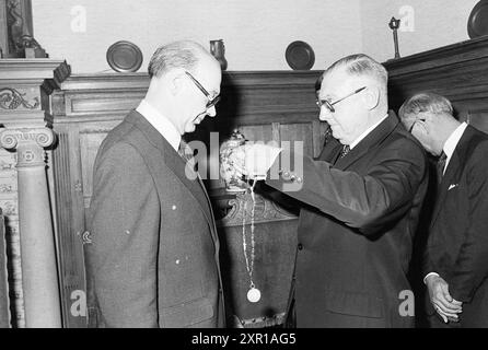 Installation du maire Machielsen Zandvoort, maires, 05-10-1977, Whizgle Dutch News : des images historiques sur mesure pour l'avenir. Explorez le passé néerlandais avec des perspectives modernes grâce à des images d'agences néerlandaises. Concilier les événements d'hier avec les perspectives de demain. Embarquez pour un voyage intemporel avec des histoires qui façonnent notre avenir. Banque D'Images