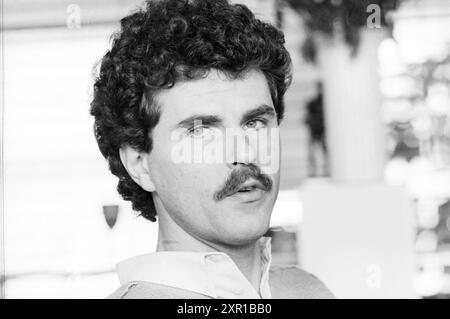 Portraits Robert long, Robert long, 04-03-1977','08-04-1980','03-10-1981, Whizgle Dutch News : des images historiques sur mesure pour l'avenir. Explorez le passé néerlandais avec des perspectives modernes grâce à des images d'agences néerlandaises. Concilier les événements d'hier avec les perspectives de demain. Embarquez pour un voyage intemporel avec des histoires qui façonnent notre avenir. Banque D'Images