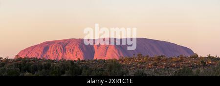 Ayers Rock, ou Uluru, tard dans la journée. Banque D'Images