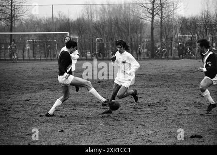 OG - Bloemendaal, Voetbal VV Schoten, onze Gezellen, Renova, 13-02-1972, Whizgle Dutch News : des images historiques sur mesure pour l'avenir. Explorez le passé néerlandais avec des perspectives modernes grâce à des images d'agences néerlandaises. Concilier les événements d'hier avec les perspectives de demain. Embarquez pour un voyage intemporel avec des histoires qui façonnent notre avenir. Banque D'Images