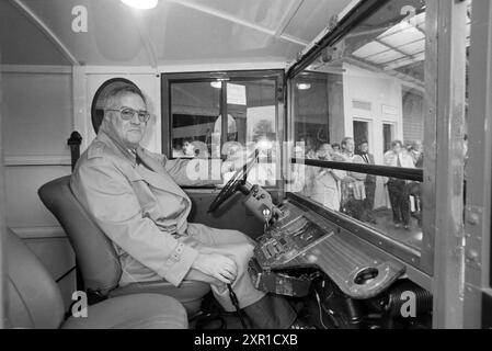 Ouverture du centre de commerce par Mr. Peat, 30-10-1990, Whizgle Dutch News : images historiques sur mesure pour l'avenir. Explorez le passé néerlandais avec des perspectives modernes grâce à des images d'agences néerlandaises. Concilier les événements d'hier avec les perspectives de demain. Embarquez pour un voyage intemporel avec des histoires qui façonnent notre avenir. Banque D'Images