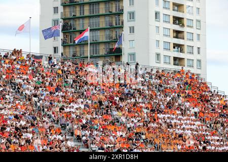 Colombes, France. 08 août 2024. Jeux olympiques, Paris 2024, Hockey, hommes, finale, pays-Bas - Allemagne, fans des pays-Bas dans les stands. Crédit : Rolf Vennenbernd/dpa/Alamy Live News Banque D'Images