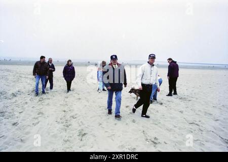 Foules de Pâques, plage d'IJmuiden, IJmuiden, pays-Bas, 07-04-1996, Whizgle Dutch News : des images historiques sur mesure pour l'avenir. Explorez le passé néerlandais avec des perspectives modernes grâce à des images d'agences néerlandaises. Concilier les événements d'hier avec les perspectives de demain. Embarquez pour un voyage intemporel avec des histoires qui façonnent notre avenir. Banque D'Images