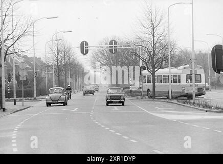 Heemsteedse Dreef avec trafic, Heemstede, trafic, trafic sûr, routes, construction de routes, plantation de routes, Heemstede, Heemsteedse Dreef, pays-Bas, 11-03-1976, Whizgle Dutch News : des images historiques sur mesure pour l'avenir. Explorez le passé néerlandais avec des perspectives modernes grâce à des images d'agences néerlandaises. Concilier les événements d'hier avec les perspectives de demain. Embarquez pour un voyage intemporel avec des histoires qui façonnent notre avenir. Banque D'Images