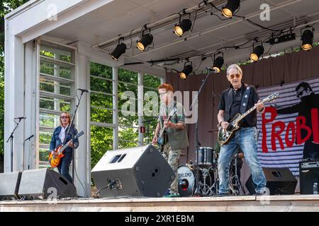 Petri Peevo, Tumppi Varonen et Stefan Piesnack sur la scène extérieure de Esplanade Park avec Tumppi Varonen & Problems à Helsinki, Finlande Banque D'Images