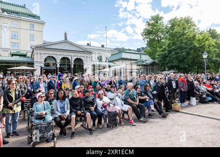 Public écoutant un concert en plein air gratuit sur la scène Esplanade Park ou Espan lava à Helsinki, Finlande Banque D'Images