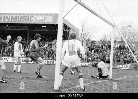 Match de football Haarlem-Ajax, 16-04-1979, Whizgle Dutch News : images historiques sur mesure pour l'avenir. Explorez le passé néerlandais avec des perspectives modernes grâce à des images d'agences néerlandaises. Concilier les événements d'hier avec les perspectives de demain. Embarquez pour un voyage intemporel avec des histoires qui façonnent notre avenir. Banque D'Images