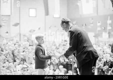 Instuif-stuif Jeux d'enfants de vacances, Jeux de vacances, jours de vacances, camp de vacances, 22-08-1963, Whizgle Dutch News : des images historiques sur mesure pour l'avenir. Explorez le passé néerlandais avec des perspectives modernes grâce à des images d'agences néerlandaises. Concilier les événements d'hier avec les perspectives de demain. Embarquez pour un voyage intemporel avec des histoires qui façonnent notre avenir. Banque D'Images