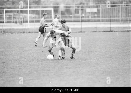 TYBB - jaune/blanc, Football, 12-09-1987, Whizgle Dutch News : images historiques sur mesure pour l'avenir. Explorez le passé néerlandais avec des perspectives modernes grâce à des images d'agences néerlandaises. Concilier les événements d'hier avec les perspectives de demain. Embarquez pour un voyage intemporel avec des histoires qui façonnent notre avenir. Banque D'Images