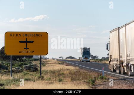 La route 1 approche d'une piste d'atterrissage d'urgence pour le Royal Flying Doctor Service. Banque D'Images