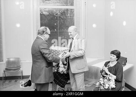 Louange Mr. van Dijk et Mr. Wisse, Cross Association, Haarlem, Huldiging, Cross Societies, Haarlem, pays-Bas, 15-02-1980, Whizgle Dutch News : des images historiques sur mesure pour l'avenir. Explorez le passé néerlandais avec des perspectives modernes grâce à des images d'agences néerlandaises. Concilier les événements d'hier avec les perspectives de demain. Embarquez pour un voyage intemporel avec des histoires qui façonnent notre avenir. Banque D'Images