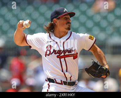 Atlanta, États-Unis. 08 août 2024. Parker Dunshee, lanceur des Braves d’Atlanta, lance un terrain en quatrième manche lors du match contre les Brewers de Milwaukee à Truist Park le jeudi 8 août 2024 à Atlanta, en Géorgie. Photo de Mike Zarrilli/UPI crédit : UPI/Alamy Live News Banque D'Images