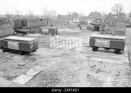 Camion de Tay-Plast IJmuiden, matériaux de construction en plastique, sur un chantier de construction, 00-03-1979, Whizgle Dutch News : images historiques sur mesure pour l'avenir. Explorez le passé néerlandais avec des perspectives modernes grâce à des images d'agences néerlandaises. Concilier les événements d'hier avec les perspectives de demain. Embarquez pour un voyage intemporel avec des histoires qui façonnent notre avenir. Banque D'Images