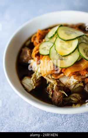 Ragoût de bœuf coréen avec chou napa, kimchi et cornichons au concombre Banque D'Images