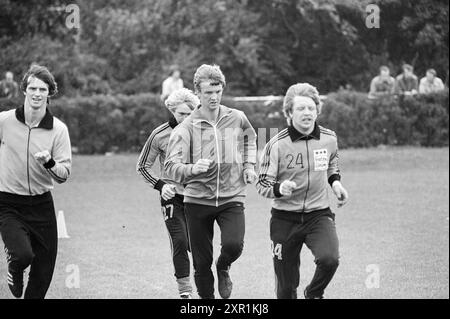 Louis van Gaal nouveau joueur Telstar : entraînement, Football Telstar, 06-09-1977, Whizgle Dutch News : images historiques sur mesure pour l'avenir. Explorez le passé néerlandais avec des perspectives modernes grâce à des images d'agences néerlandaises. Concilier les événements d'hier avec les perspectives de demain. Embarquez pour un voyage intemporel avec des histoires qui façonnent notre avenir. Banque D'Images