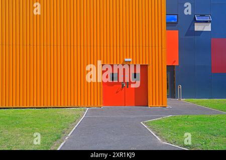 Architecture colorée intéressante en tôle ondulée orange. Hôpital universitaire du pays de Galles, Hôpital Heath. Prise en août 2024 Banque D'Images