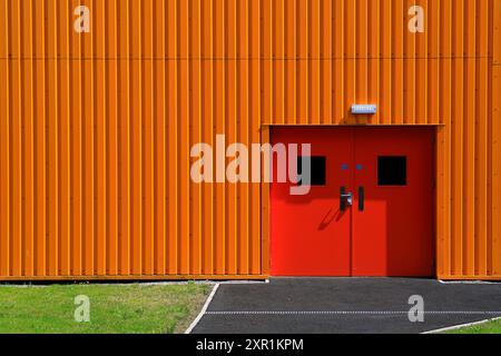 Architecture colorée intéressante en tôle ondulée orange. Hôpital universitaire du pays de Galles, Hôpital Heath. Prise en août 2024 Banque D'Images