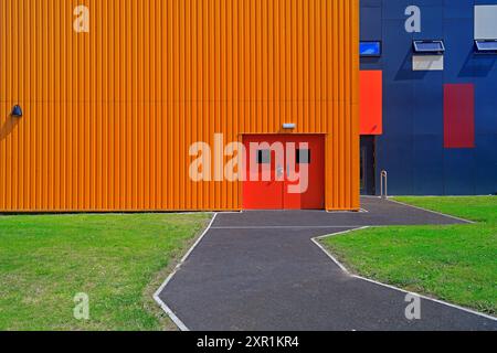 Architecture colorée intéressante en tôle ondulée orange. Hôpital universitaire du pays de Galles, Hôpital Heath. Prise en août 2024 Banque D'Images