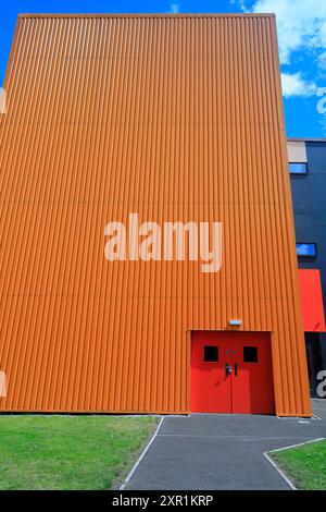 Architecture colorée intéressante en tôle ondulée orange. Hôpital universitaire du pays de Galles, Hôpital Heath. Prise en août 2024 Banque D'Images