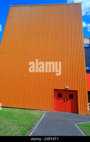 Architecture colorée intéressante en tôle ondulée orange. Hôpital universitaire du pays de Galles, Hôpital Heath. Prise en août 2024 Banque D'Images
