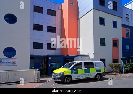 Bâtiments colorés. Hôpital pour enfants, hôpital universitaire du pays de Galles, hôpital de santé, Cardiff et le conseil de santé de l'université de Vale. Prise en août 2024 Banque D'Images