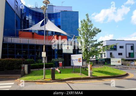 Bâtiments colorés. Hôpital pour enfants, hôpital universitaire du pays de Galles, hôpital de santé, Cardiff et le conseil de santé de l'université de Vale. Prise en août 2024 Banque D'Images