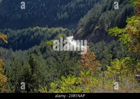 Voiture à travers la route de montagne d'automne près de Mokra Gora dans le sud-ouest de la Serbie Banque D'Images