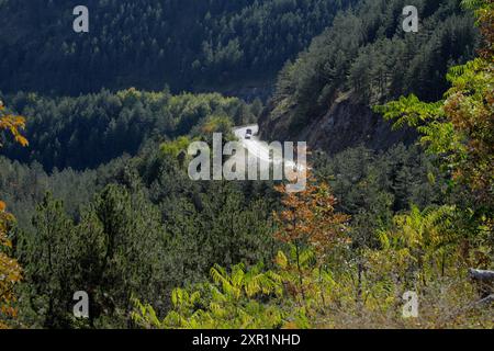 Voitures à travers la route de montagne d'automne près de Mokra Gora dans le sud-ouest de la Serbie Banque D'Images