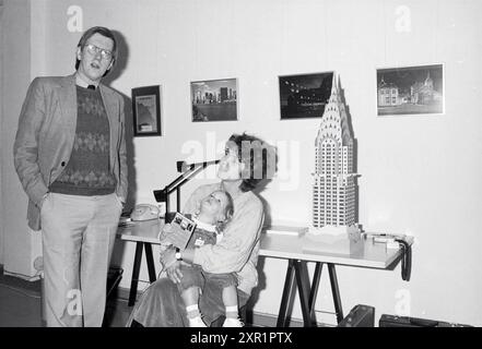 Homme femme enfant avec faux Empire State Building à New York, 11-12-1985, Whizgle Dutch News : images historiques adaptées pour l'avenir. Explorez le passé néerlandais avec des perspectives modernes grâce à des images d'agences néerlandaises. Concilier les événements d'hier avec les perspectives de demain. Embarquez pour un voyage intemporel avec des histoires qui façonnent notre avenir. Banque D'Images