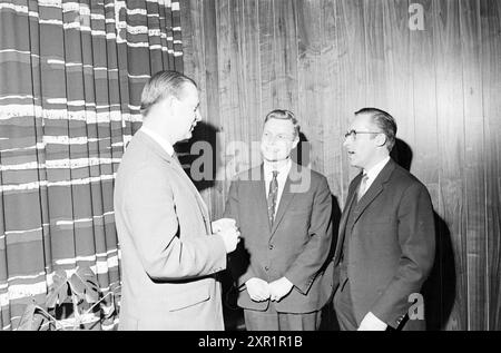 Visitez le navire publicitaire Stadt Essen, député du Federal Garden Show rencontre le Conseil municipal, Haarlem, pays-Bas, 09-04-1965, Whizgle Dutch News : images historiques adaptées pour l'avenir. Explorez le passé néerlandais avec des perspectives modernes grâce à des images d'agences néerlandaises. Concilier les événements d'hier avec les perspectives de demain. Embarquez pour un voyage intemporel avec des histoires qui façonnent notre avenir. Banque D'Images