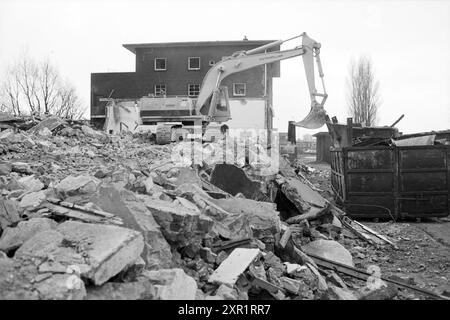 Bulldozer démolit des bâtiments, Whizgle Dutch News : des images historiques sur mesure pour l'avenir. Explorez le passé néerlandais avec des perspectives modernes grâce à des images d'agences néerlandaises. Concilier les événements d'hier avec les perspectives de demain. Embarquez pour un voyage intemporel avec des histoires qui façonnent notre avenir. Banque D'Images