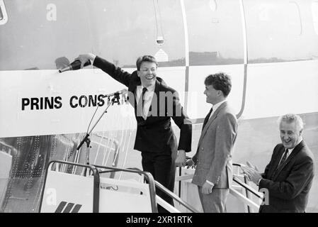 Baptême de deux avions Martinair : le Prince Constantijn et le Prince Johan Friso, par les deux princes, avec le réalisateur Martin Schröder, Schiphol, 20-03-1990, Whizgle Dutch News : des images historiques sur mesure pour l'avenir. Explorez le passé néerlandais avec des perspectives modernes grâce à des images d'agences néerlandaises. Concilier les événements d'hier avec les perspectives de demain. Embarquez pour un voyage intemporel avec des histoires qui façonnent notre avenir. Banque D'Images