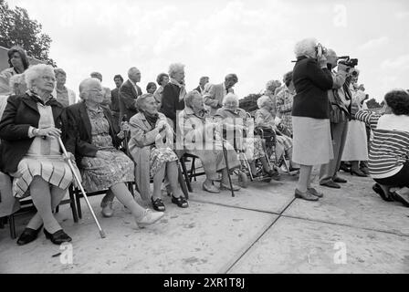 Première pile de maison de retraite Hoofddorp, Hoofddorp, pays-Bas, 08-06-1990, Whizgle Dutch News : des images historiques sur mesure pour l'avenir. Explorez le passé néerlandais avec des perspectives modernes grâce à des images d'agences néerlandaises. Concilier les événements d'hier avec les perspectives de demain. Embarquez pour un voyage intemporel avec des histoires qui façonnent notre avenir. Banque D'Images