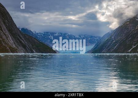 Glaciaire de Dawes avec le soleil venant à travers les nuagesglaciaire de Dawes avec le soleil venant à travers les nuages Banque D'Images