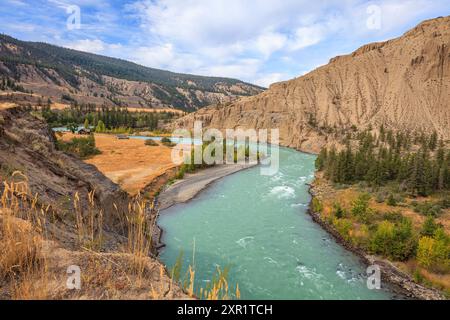 Une propriété abandonnée le long de la rivière Chilcotin où elle coule à travers le canyon Farwell. Banque D'Images