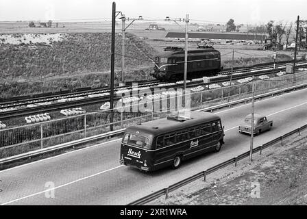 Train et bus Haarlem - Amsterdam, Noord Zuid Hollandse Vervoersmaatschappij N.V., NZ, 11-06-1964, Whizgle Dutch News : des images historiques sur mesure pour l'avenir. Explorez le passé néerlandais avec des perspectives modernes grâce à des images d'agences néerlandaises. Concilier les événements d'hier avec les perspectives de demain. Embarquez pour un voyage intemporel avec des histoires qui façonnent notre avenir. Banque D'Images