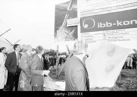 First pile + Signing ESTEC Noordwijkerhout, First pile, Space, Noordwijkerhout, 26-10-1989, Whizgle Dutch News : des images historiques sur mesure pour l'avenir. Explorez le passé néerlandais avec des perspectives modernes grâce à des images d'agences néerlandaises. Concilier les événements d'hier avec les perspectives de demain. Embarquez pour un voyage intemporel avec des histoires qui façonnent notre avenir. Banque D'Images