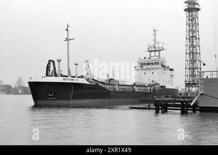 Neptune : drague à trémie fendue à Scheepswerf Stapel, Spaarndam, Schepen, Spaarndam, 07-04-1983, Whizgle Dutch News : des images historiques sur mesure pour l'avenir. Explorez le passé néerlandais avec des perspectives modernes grâce à des images d'agences néerlandaises. Concilier les événements d'hier avec les perspectives de demain. Embarquez pour un voyage intemporel avec des histoires qui façonnent notre avenir. Banque D'Images